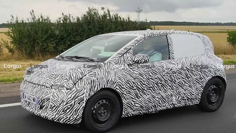 Renault Twingo 2026: prime foto in Francia per la citycar elettrica economica, ad un prezzo...
