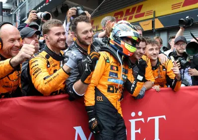 F1. Stella applaude McLaren dopo la doppietta in Belgio: Piastri e Norris al livello dei campioni del mondo