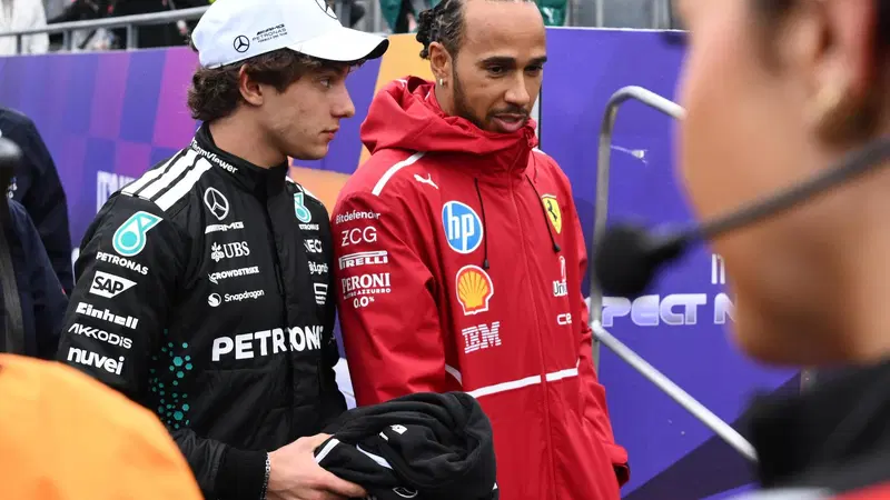 F1. Lewis Hamilton difende Antonelli dopo Spa: "Ha solo 18 anni, ma sta facendo un ottimo lavoro"