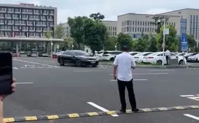 Panico in Cina: un'auto BYD in modalit&agrave; guida autonoma impazzisce e gira in un parcheggio oltre 100 volte [VIDEO]