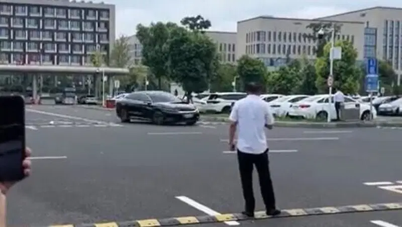 Panico in Cina: un'auto BYD in modalit&agrave; guida autonoma impazzisce e gira in un parcheggio oltre 100 volte [VIDEO]