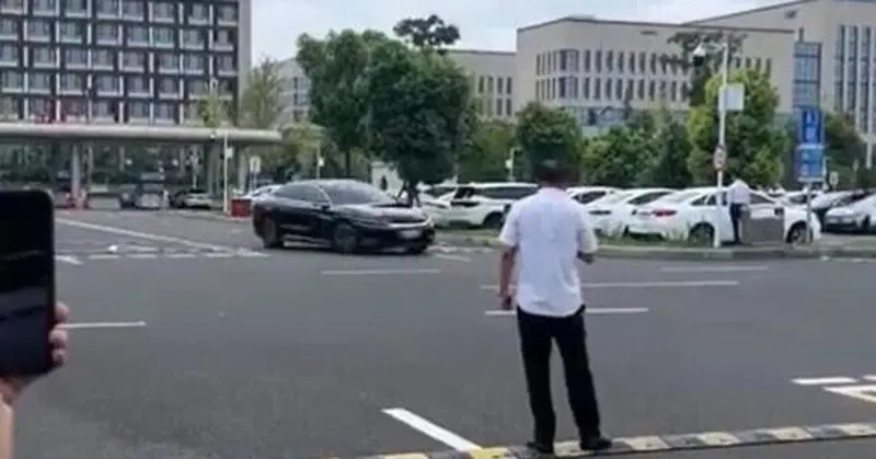 Panico in Cina: un'auto BYD in modalit&agrave; guida autonoma impazzisce e gira in un parcheggio oltre 100 volte [VIDEO]