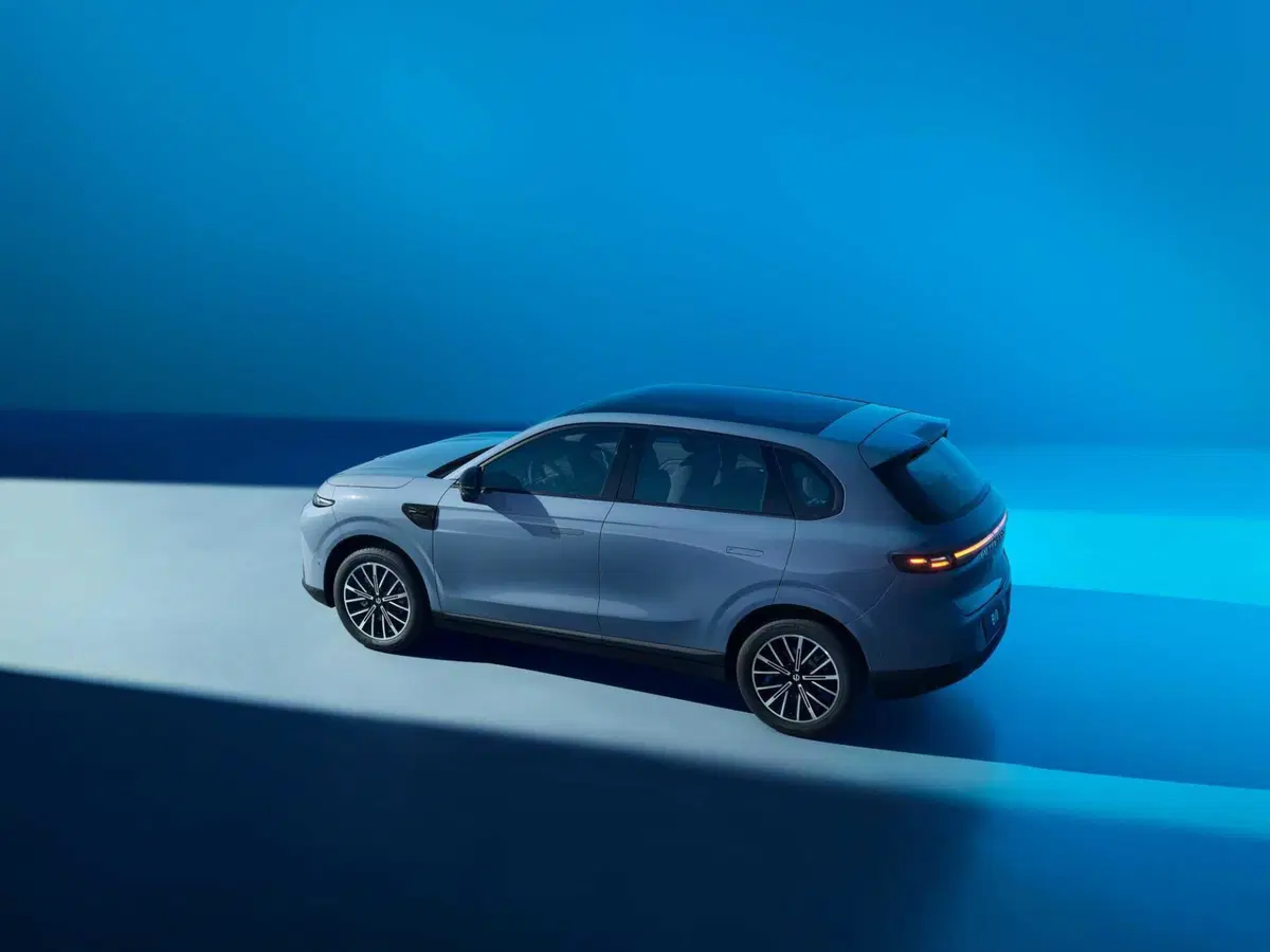 Leapmotor B10: il nuovo SUV elettrico compatto sbarca in Europa, il prezzo? Il migliore tra i C-Suv (5)