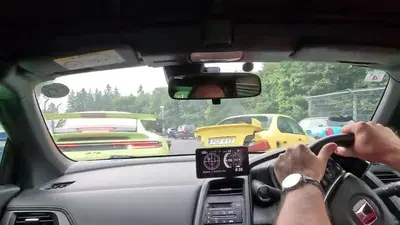 Maxi incidente al Nurburgring: auto distrutte dopo una curva cieca, nessun ferito [VIDEO]
