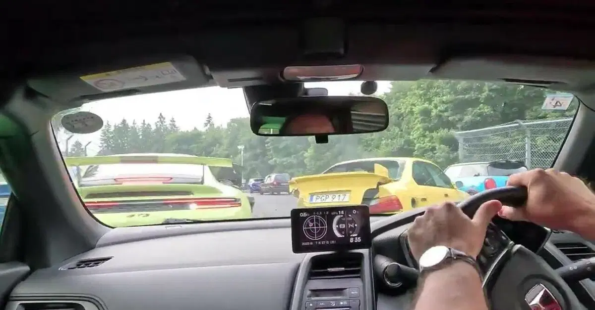Maxi incidente al Nurburgring: auto distrutte dopo una curva cieca, nessun ferito [VIDEO]