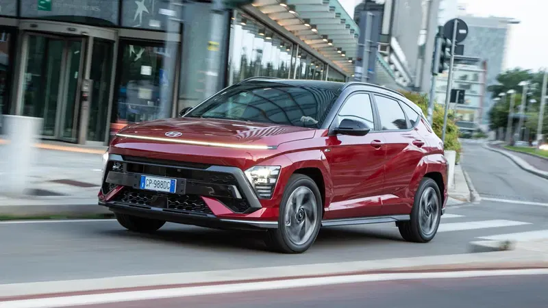 Hyundai Kona, arriva il nuovo Model Year 2026: pi&ugrave; potente e pi&ugrave; efficiente, ma il prezzo non cambia