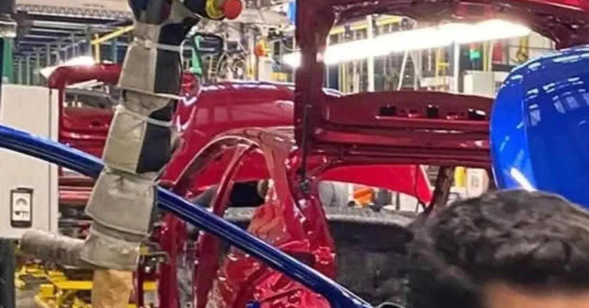 Nuova Renault Clio: avvistati i primi esemplari della sesta generazione nell&rsquo;impianto turco di Bursa, debutto ufficiale al Salone di Monaco [Foto Spia]