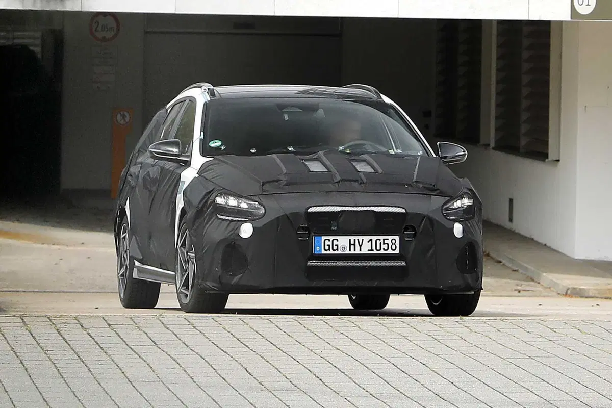 Hyundai i30: in arrivo un terzo restyling per allungare la vita alla compatta termica [Foto Spia] (2)
