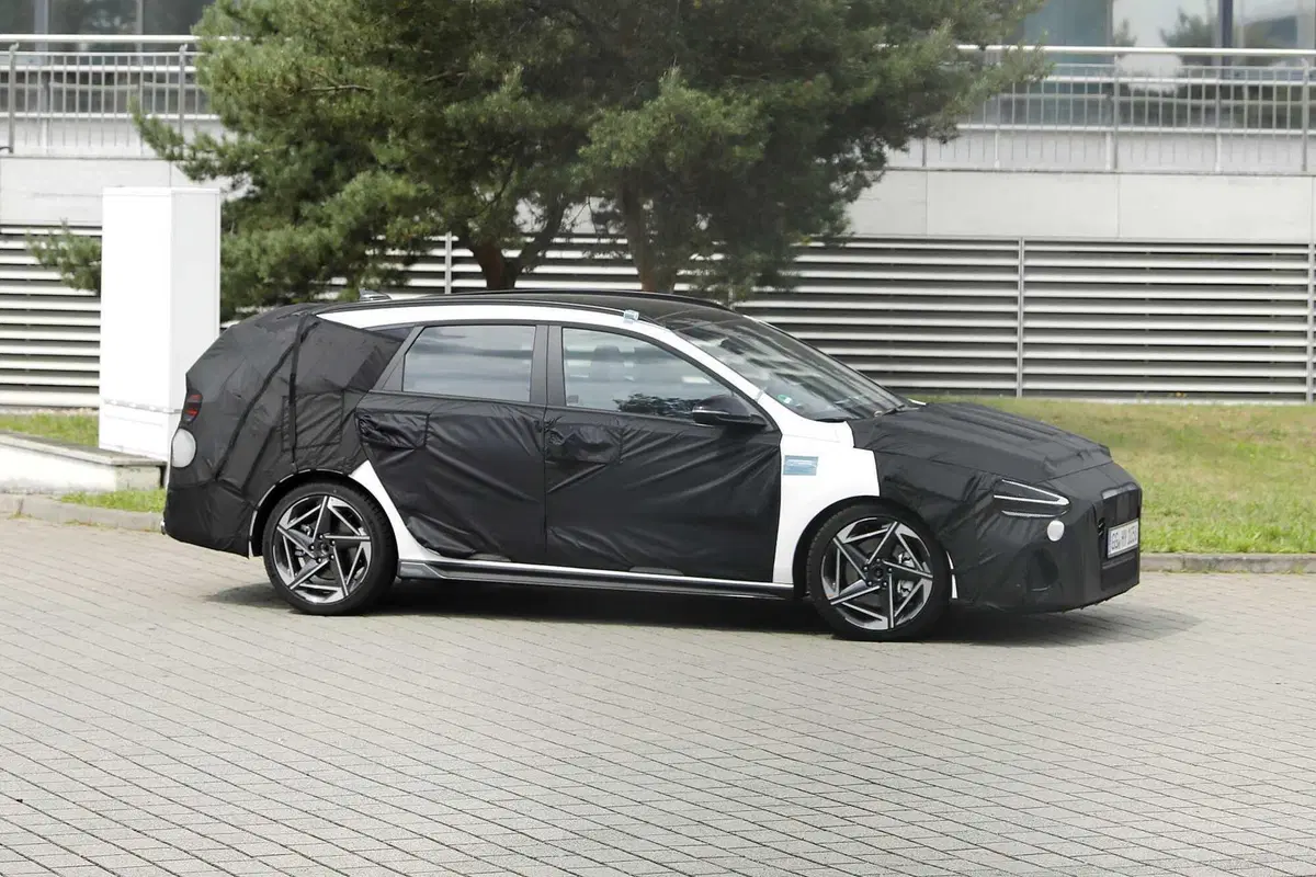 Hyundai i30: in arrivo un terzo restyling per allungare la vita alla compatta termica [Foto Spia] (4)