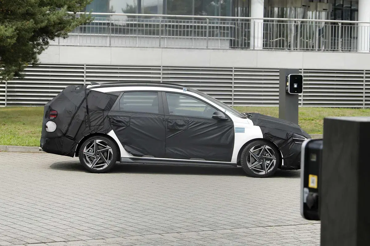 Hyundai i30: in arrivo un terzo restyling per allungare la vita alla compatta termica [Foto Spia] (5)