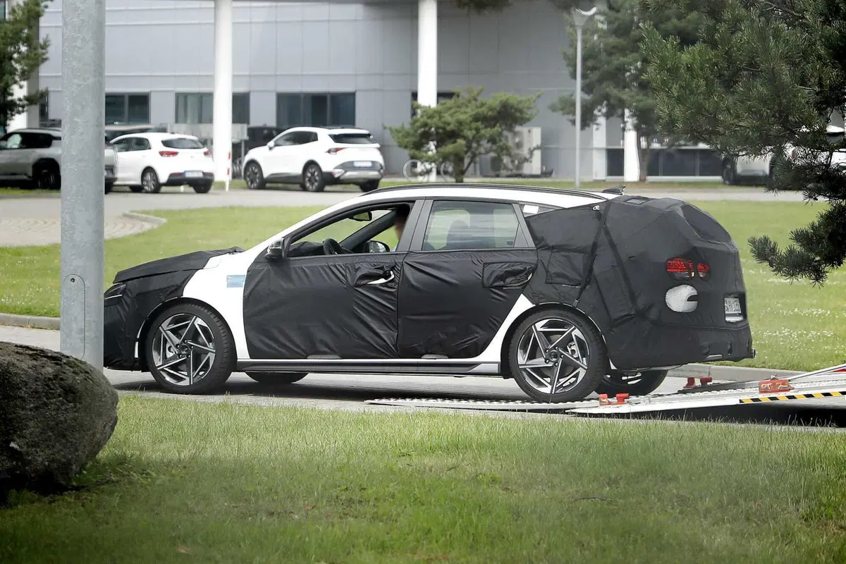 Hyundai i30: in arrivo un terzo restyling per allungare la vita alla compatta termica [Foto Spia] (6)