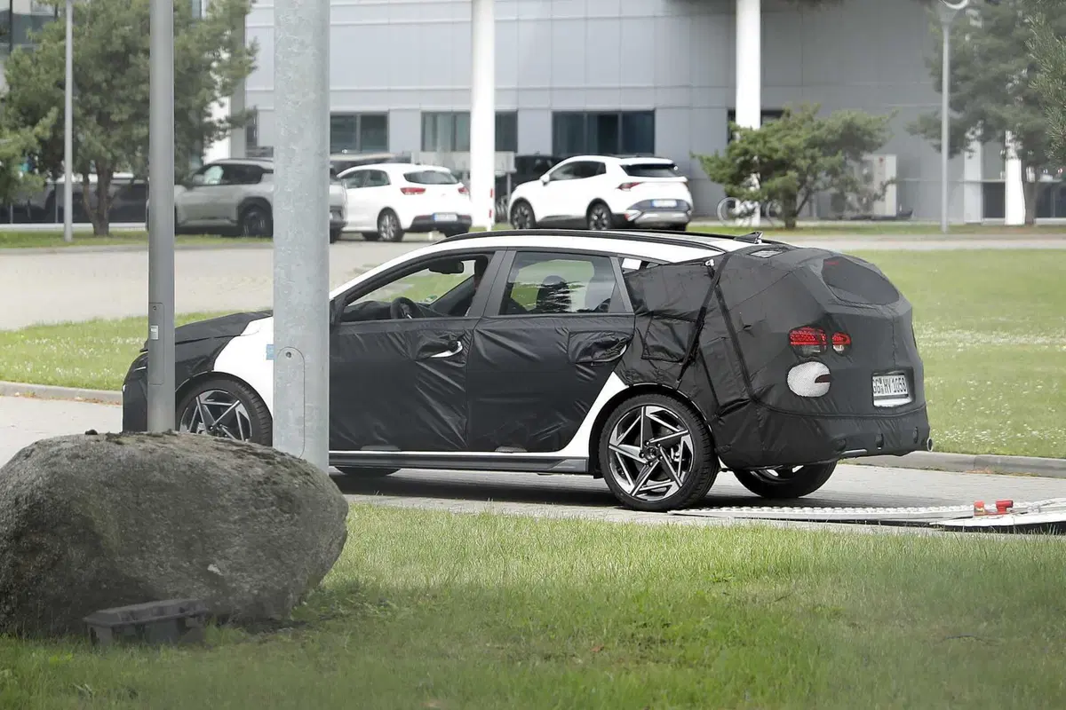 Hyundai i30: in arrivo un terzo restyling per allungare la vita alla compatta termica [Foto Spia] (7)