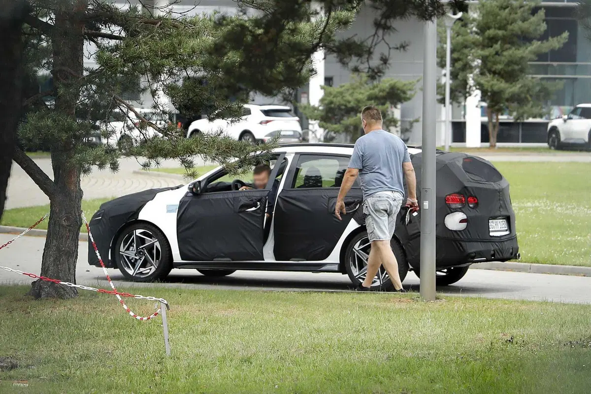 Hyundai i30: in arrivo un terzo restyling per allungare la vita alla compatta termica [Foto Spia] (8)
