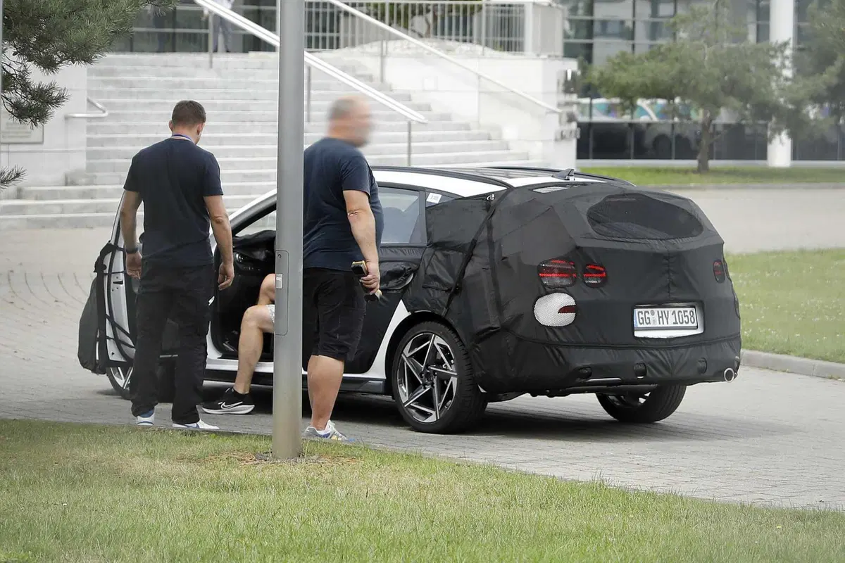Hyundai i30: in arrivo un terzo restyling per allungare la vita alla compatta termica [Foto Spia] (9)