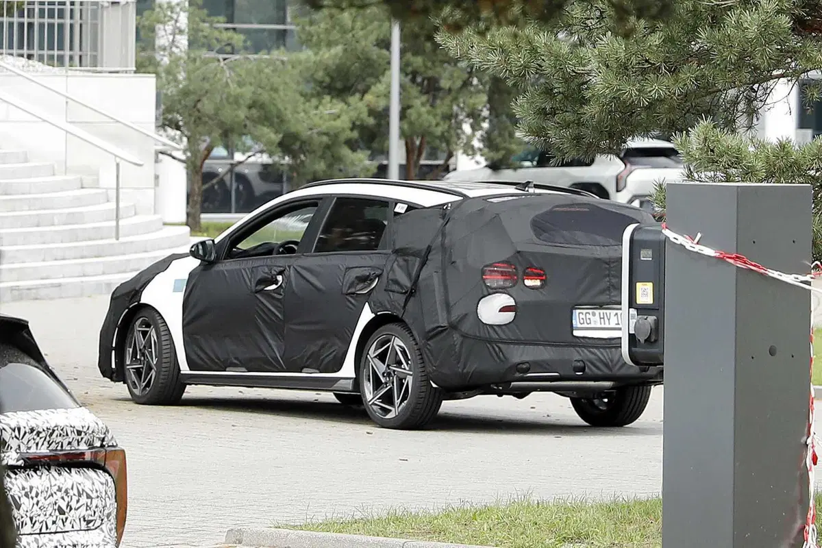 Hyundai i30: in arrivo un terzo restyling per allungare la vita alla compatta termica [Foto Spia] (10)