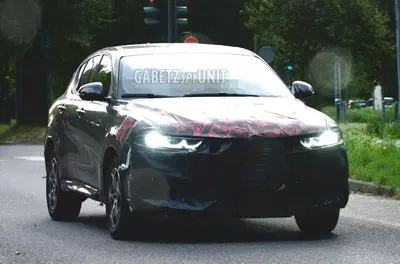 Alfa Romeo Tonale, in arrivo il restyling: primo prototipo avvistato su strada [Foto Spia]