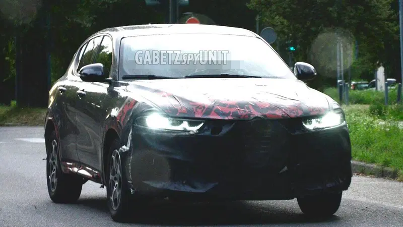 Alfa Romeo Tonale, in arrivo il restyling: primo prototipo avvistato su strada [Foto Spia]