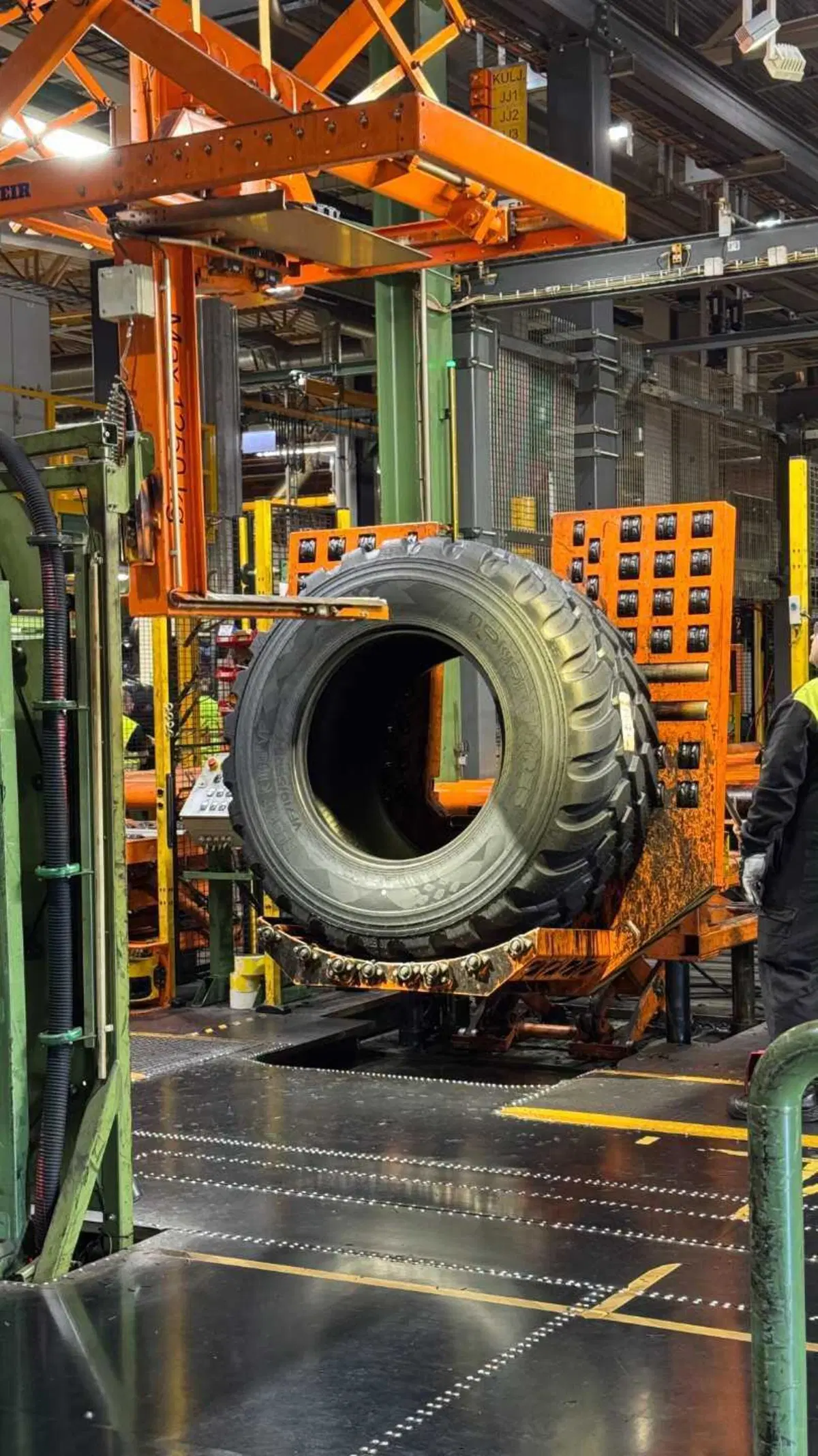 Ecco come nascono gli pneumatici per uso pesante Nokian Heavy Tires (3)