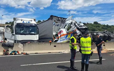 Incidente sull&rsquo;A1 tra Arezzo e Valdarno: camion travolge un&rsquo;ambulanza ferma in coda, tre morti e 15 feriti