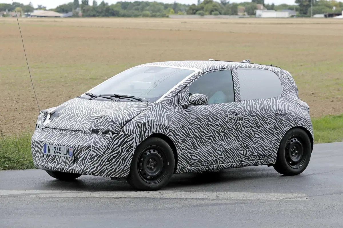 Renault Twingo torna in grande stile: le foto spia della piccola elettrica ad un prezzo...  (4)
