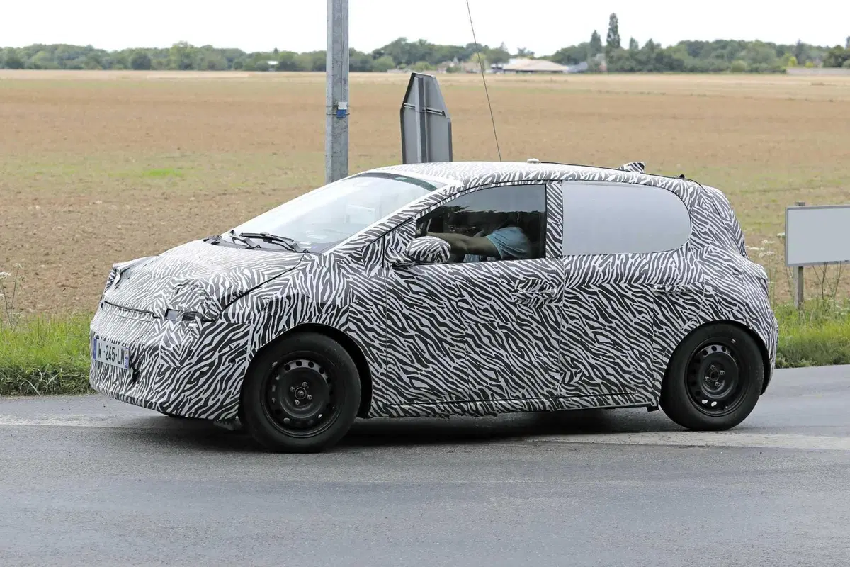 Renault Twingo torna in grande stile: le foto spia della piccola elettrica ad un prezzo...  (5)