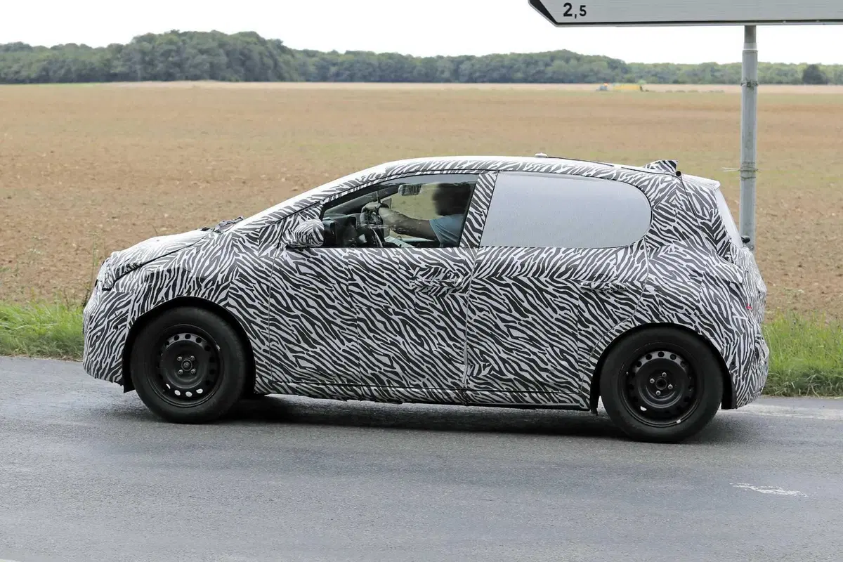 Renault Twingo torna in grande stile: le foto spia della piccola elettrica ad un prezzo...  (6)