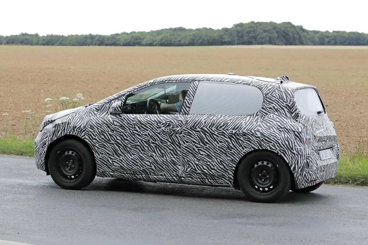 Renault Twingo torna in grande stile: le foto spia della piccola elettrica ad un prezzo...  (7)