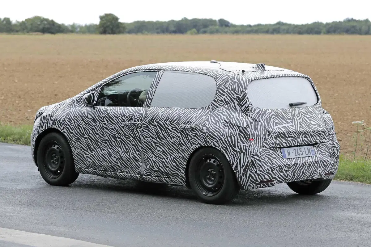 Renault Twingo torna in grande stile: le foto spia della piccola elettrica ad un prezzo...  (8)