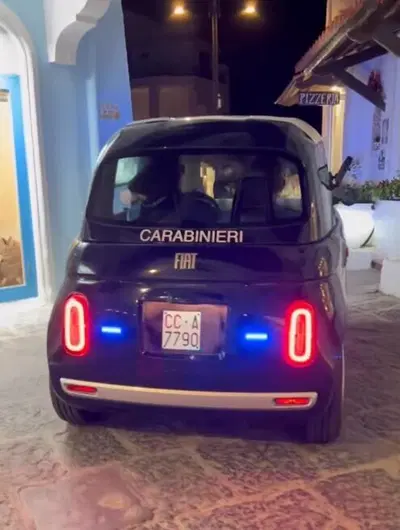 Fiat Topolino dei Carabinieri, mini‑vettura maxi‑effetto: &egrave; gi&agrave; virale a Ischia [VIDEO]