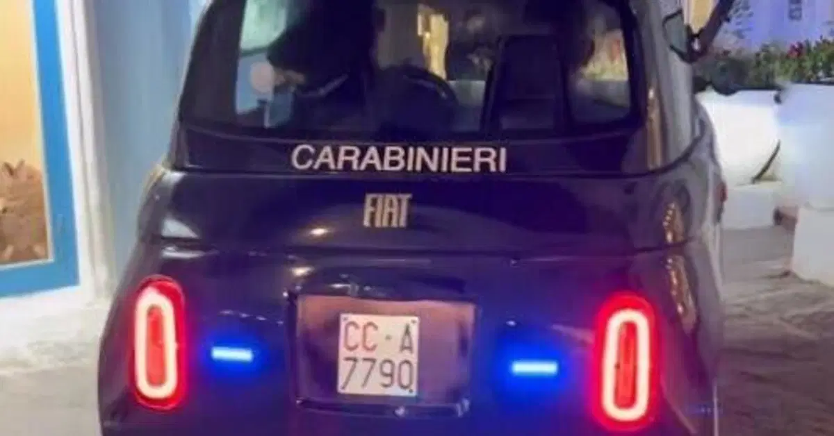 Fiat Topolino dei Carabinieri, mini‑vettura maxi‑effetto: &egrave; gi&agrave; virale a Ischia [VIDEO]