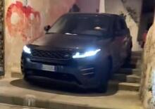 Automobilista imbocca una scalinata con l’auto nel centro storico: fermato dalla polizia municipale [VIDEO]