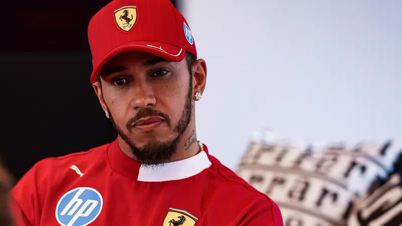 Formula 1, Villeneuve su Hamilton: "Deludente in Ferrari. Nel 2026 si resetter&agrave; tutto e la macchina sar&agrave; costruita per lui"