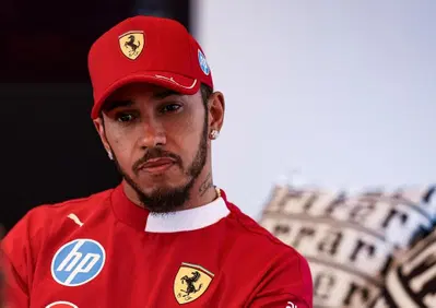 Formula 1, Villeneuve su Hamilton: Deludente in Ferrari. Nel 2026 si resetterà tutto e la macchina sarà costruita per lui