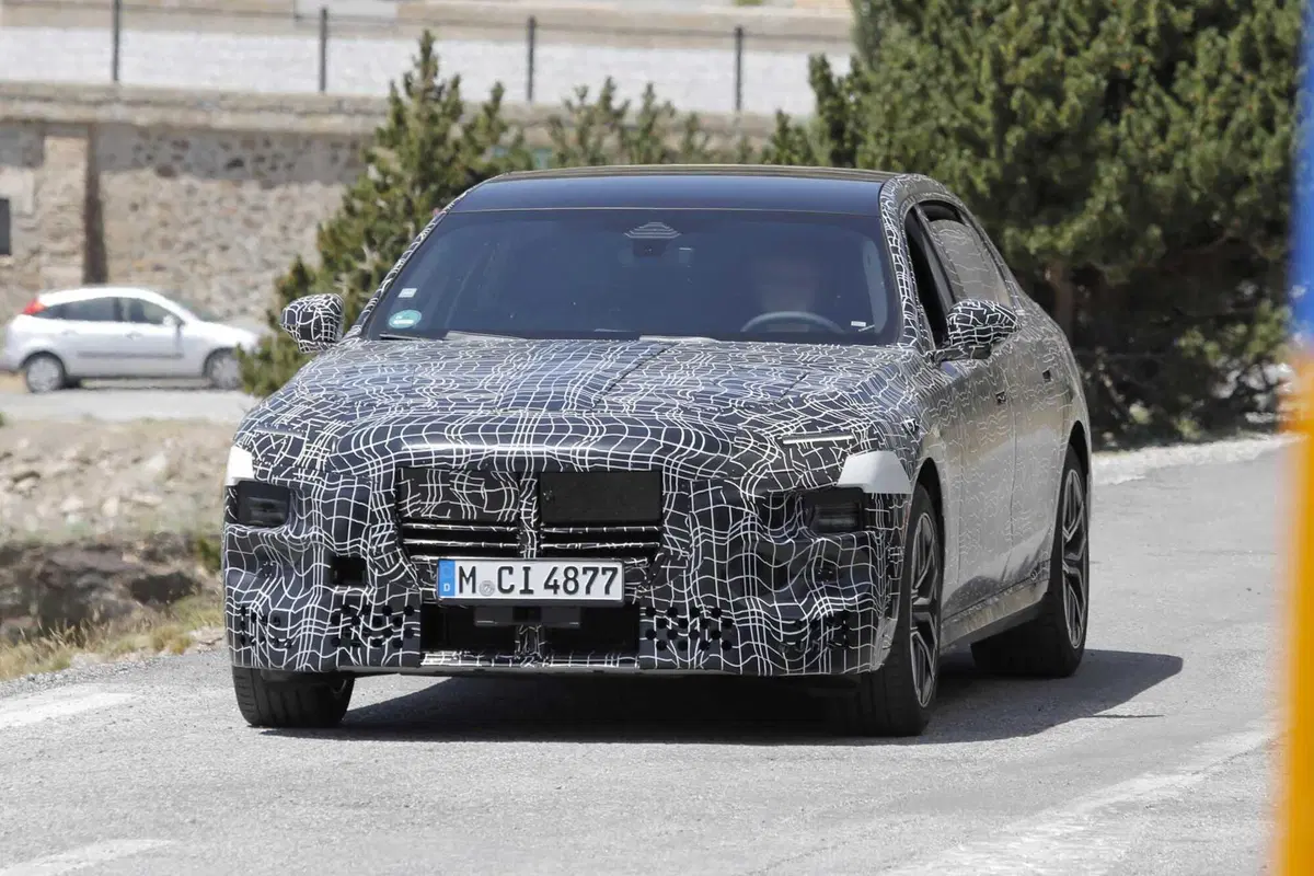 BMW Serie 7 e i7: in arrivo un restyling profondo per il 2026 [Foto Spia]