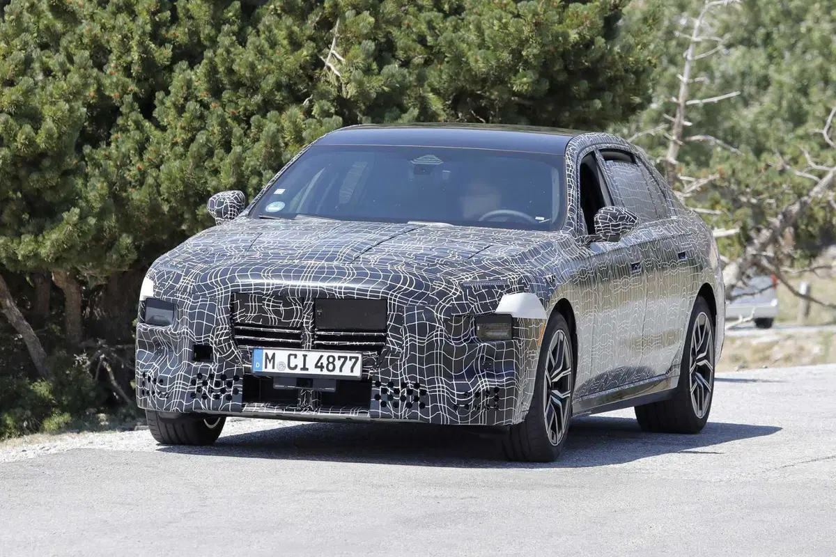 BMW Serie 7 e i7: in arrivo un restyling profondo per il 2026 [Foto Spia] (2)