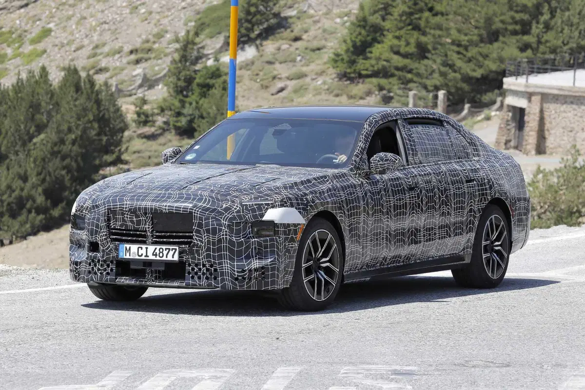 BMW Serie 7 e i7: in arrivo un restyling profondo per il 2026 [Foto Spia] (3)