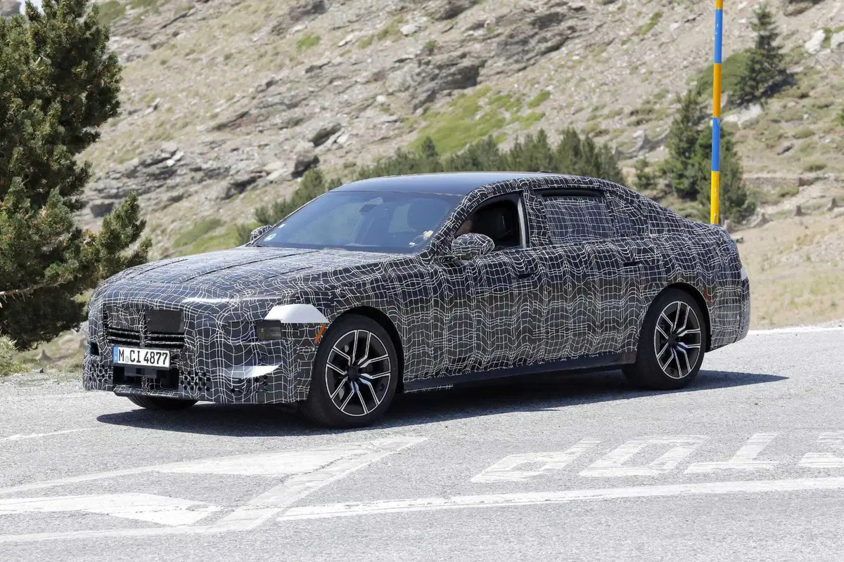 BMW Serie 7 e i7: in arrivo un restyling profondo per il 2026 [Foto Spia] (4)
