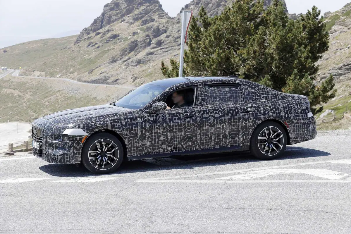 BMW Serie 7 e i7: in arrivo un restyling profondo per il 2026 [Foto Spia] (5)