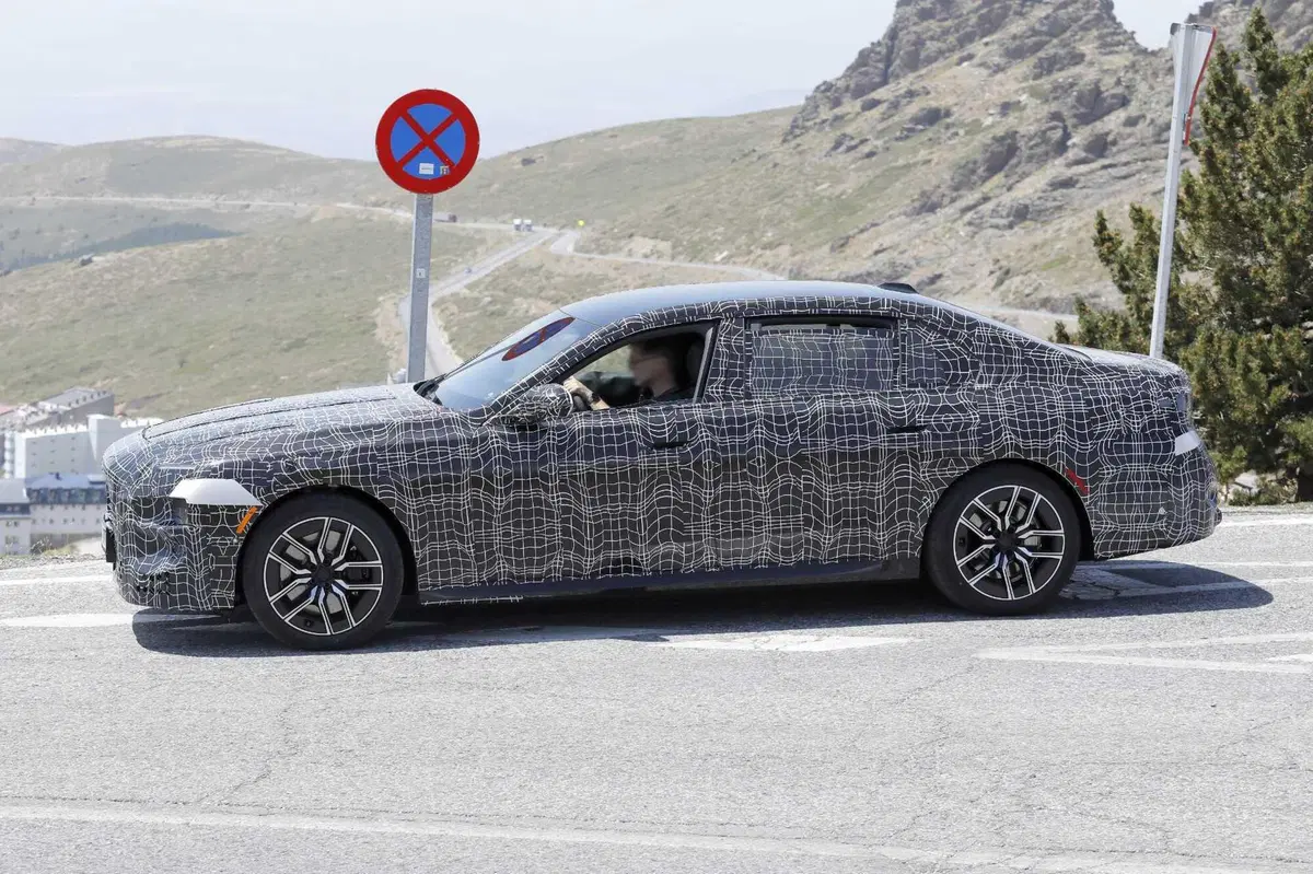 BMW Serie 7 e i7: in arrivo un restyling profondo per il 2026 [Foto Spia] (6)