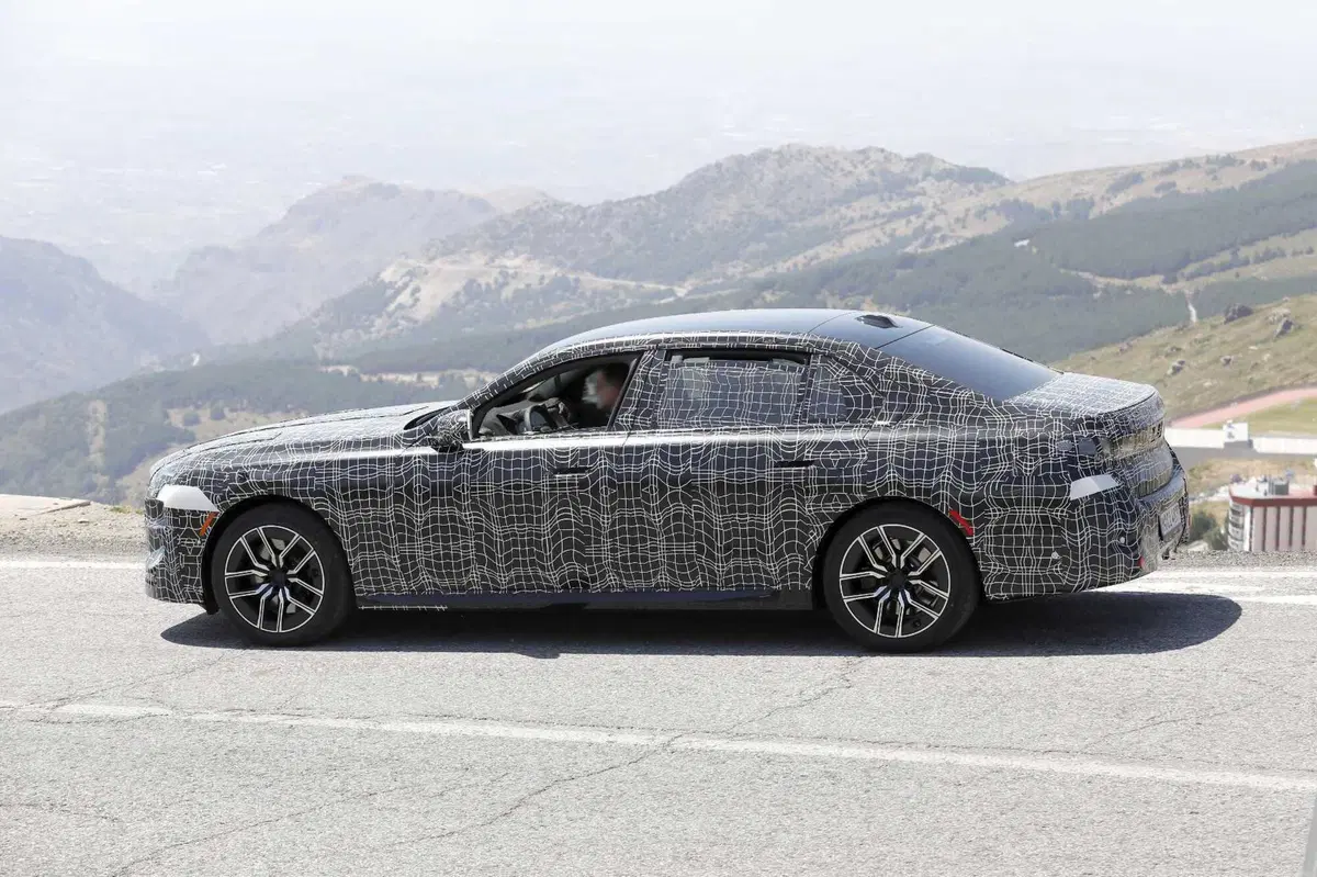 BMW Serie 7 e i7: in arrivo un restyling profondo per il 2026 [Foto Spia] (7)