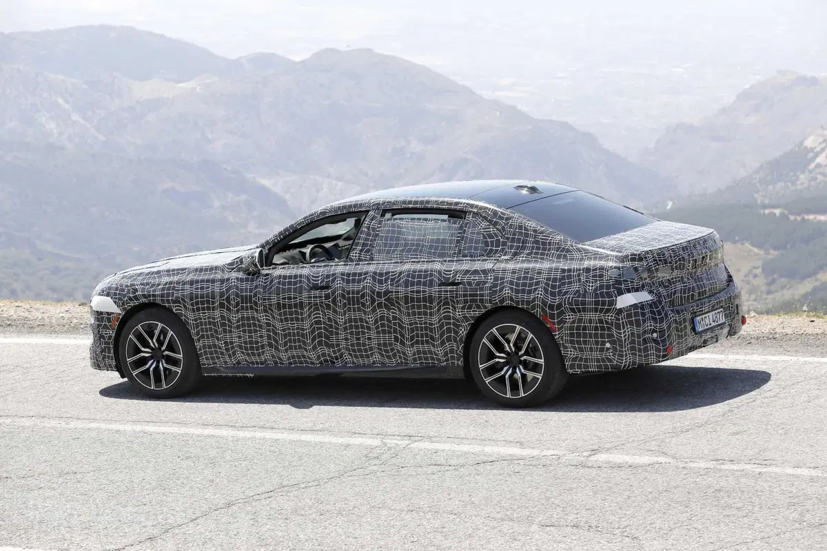 BMW Serie 7 e i7: in arrivo un restyling profondo per il 2026 [Foto Spia] (8)