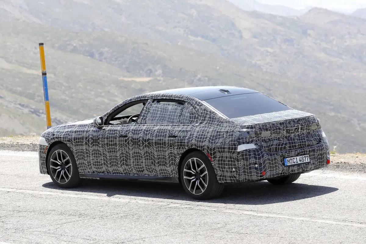 BMW Serie 7 e i7: in arrivo un restyling profondo per il 2026 [Foto Spia] (9)