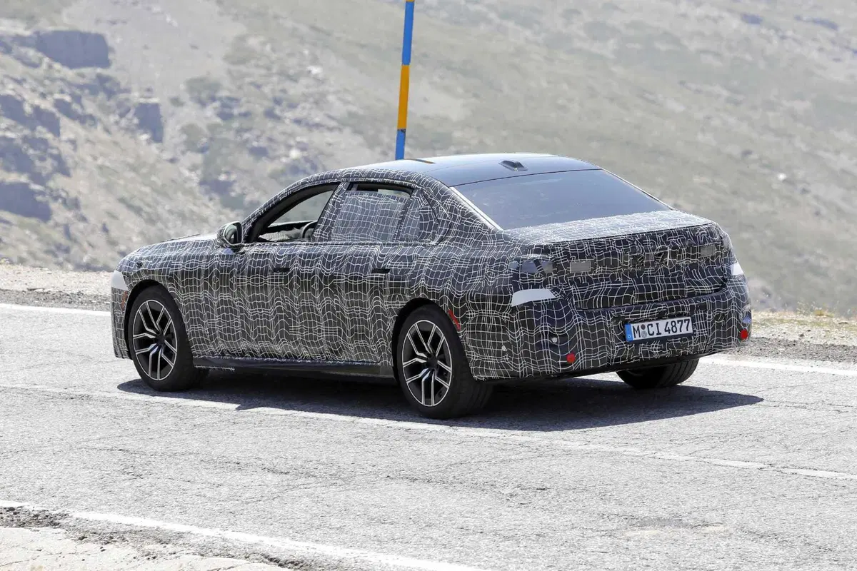 BMW Serie 7 e i7: in arrivo un restyling profondo per il 2026 [Foto Spia] (10)