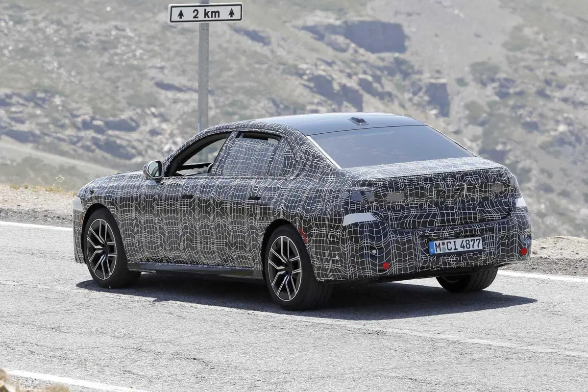 BMW Serie 7 e i7: in arrivo un restyling profondo per il 2026 [Foto Spia] (11)
