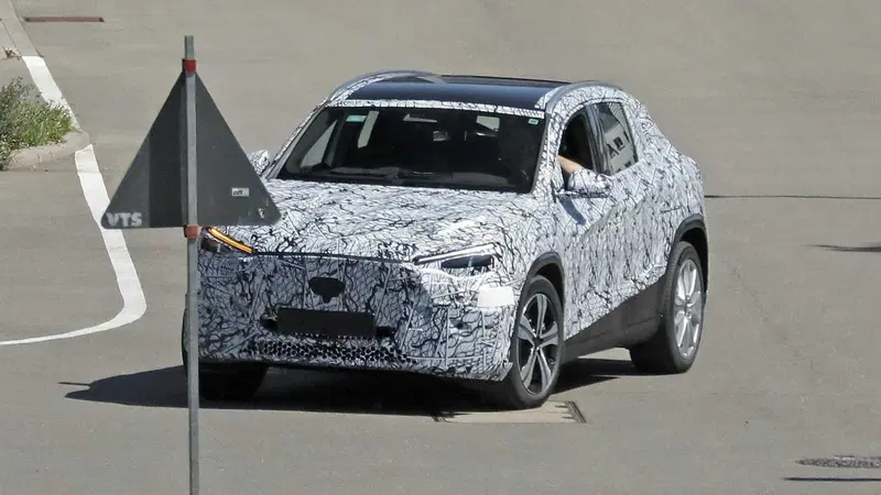 Mercedes GLA 2027: nuova era su piattaforma MMA, tra lusso, efficienza e tecnologia avanzata [Foto Spia]