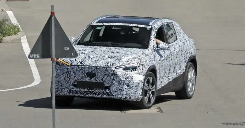 Mercedes GLA 2027: nuova era su piattaforma MMA, tra lusso, efficienza e tecnologia avanzata [Foto Spia]