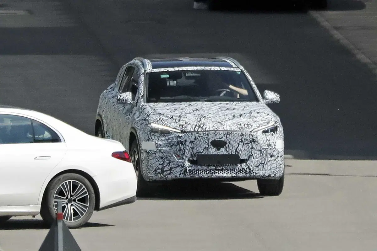 Mercedes GLA 2027: nuova era su piattaforma MMA, tra lusso, efficienza e tecnologia avanzata [Foto Spia]