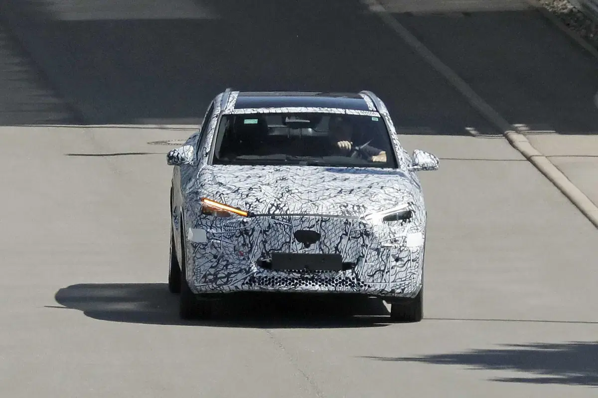 Mercedes GLA 2027: nuova era su piattaforma MMA, tra lusso, efficienza e tecnologia avanzata [Foto Spia] (2)
