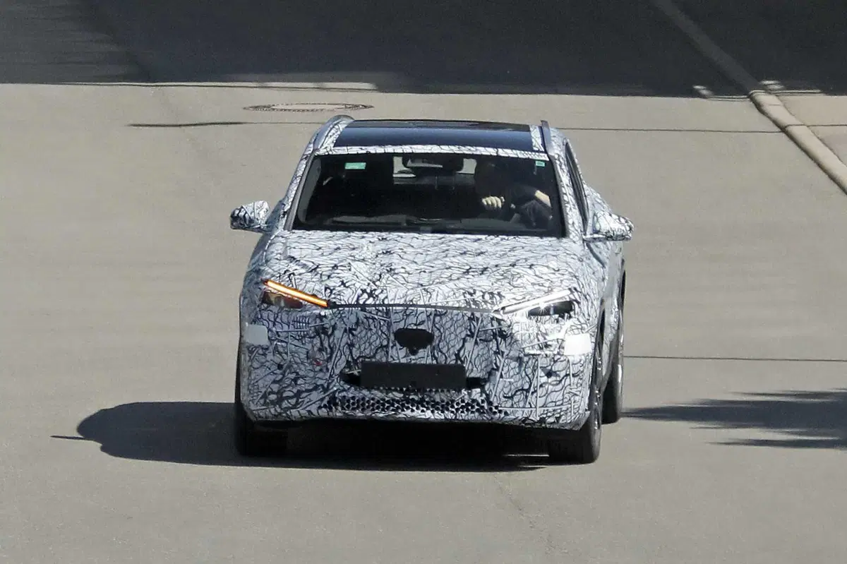 Mercedes GLA 2027: nuova era su piattaforma MMA, tra lusso, efficienza e tecnologia avanzata [Foto Spia] (3)