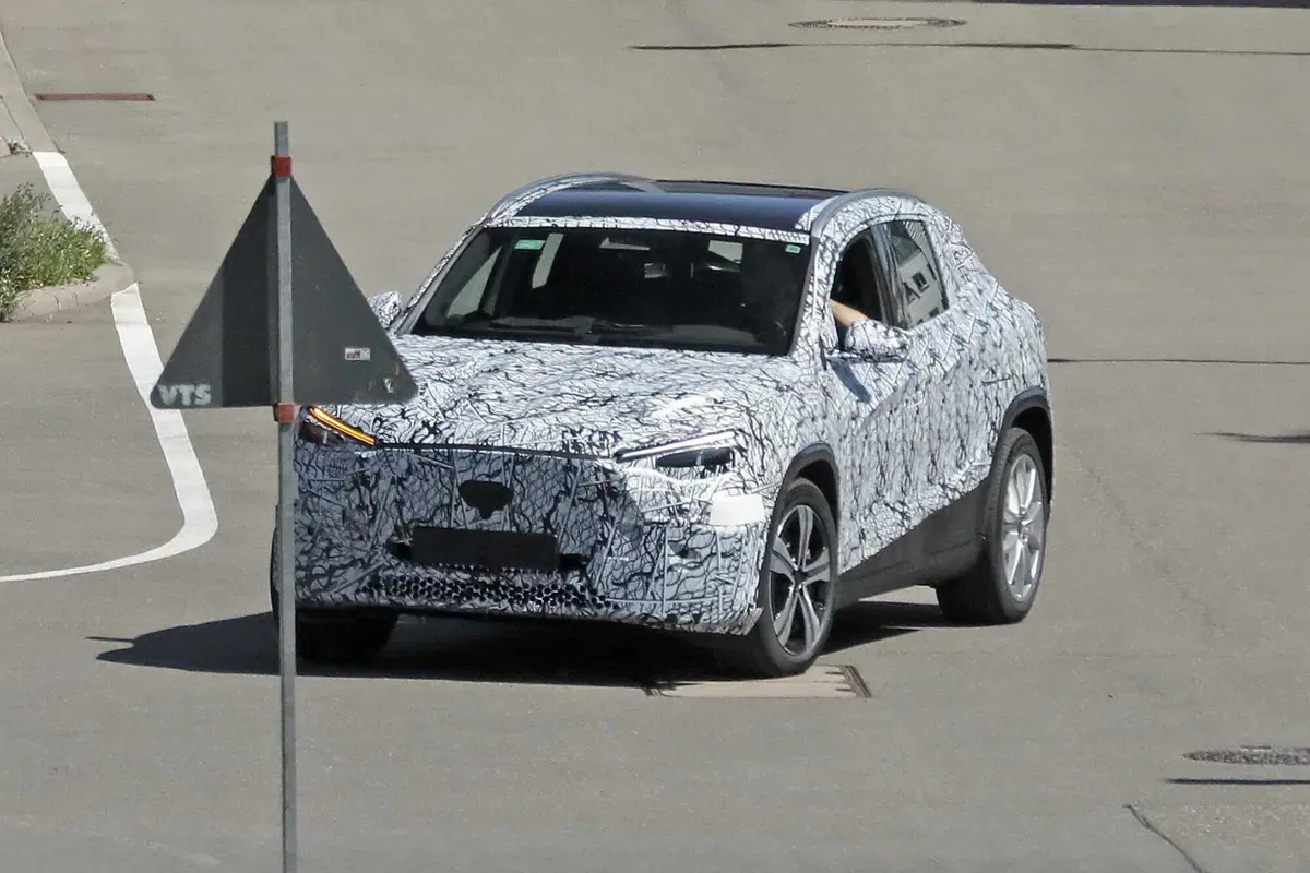 Mercedes GLA 2027: nuova era su piattaforma MMA, tra lusso, efficienza e tecnologia avanzata [Foto Spia] (4)